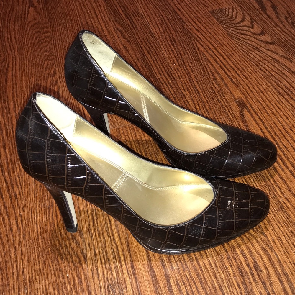 Tahari Lolly Brown Crocodile Patent Leather Heels - Picture 3 of 6